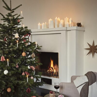 Kerstboomtrends 2024: subtiele kerstdecoraties van natuurlijke materialen